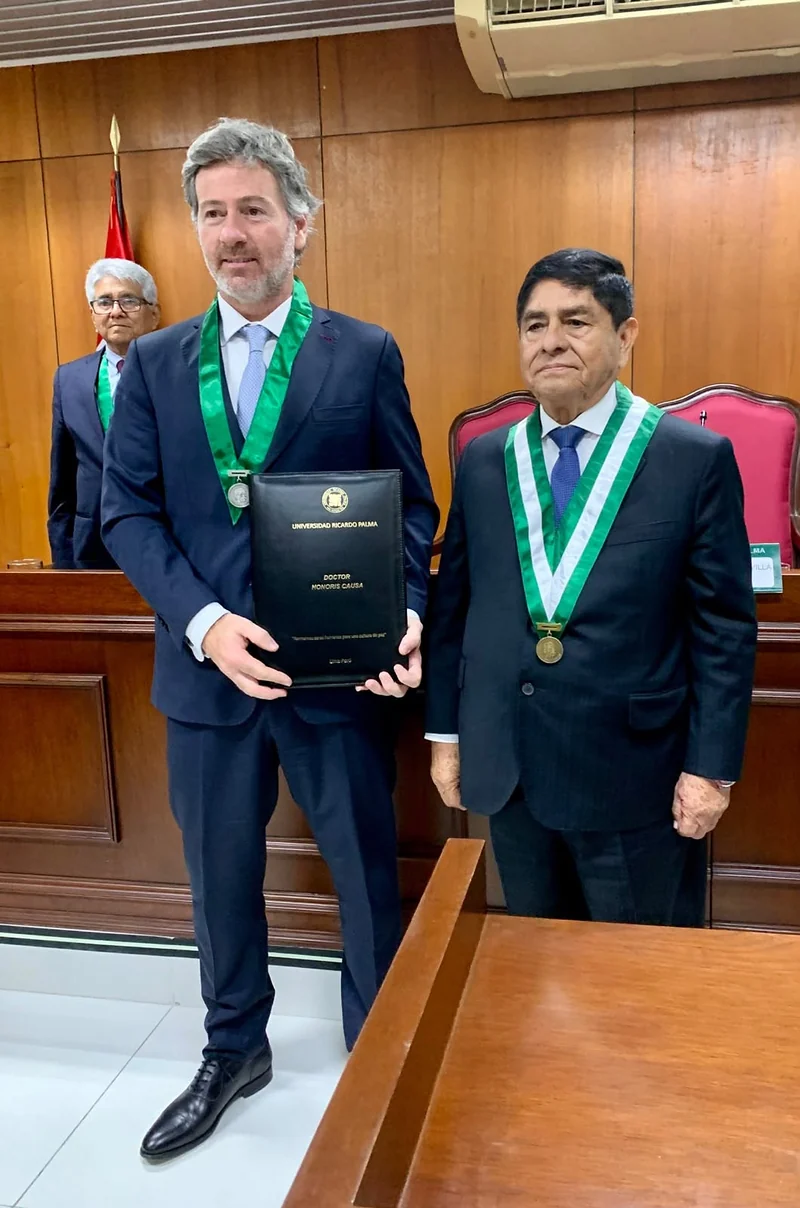 Doctor Honoris Causa de la Universidad Ricardo Palma al Dr. Juan Bautista Mahiques — fotografía 1