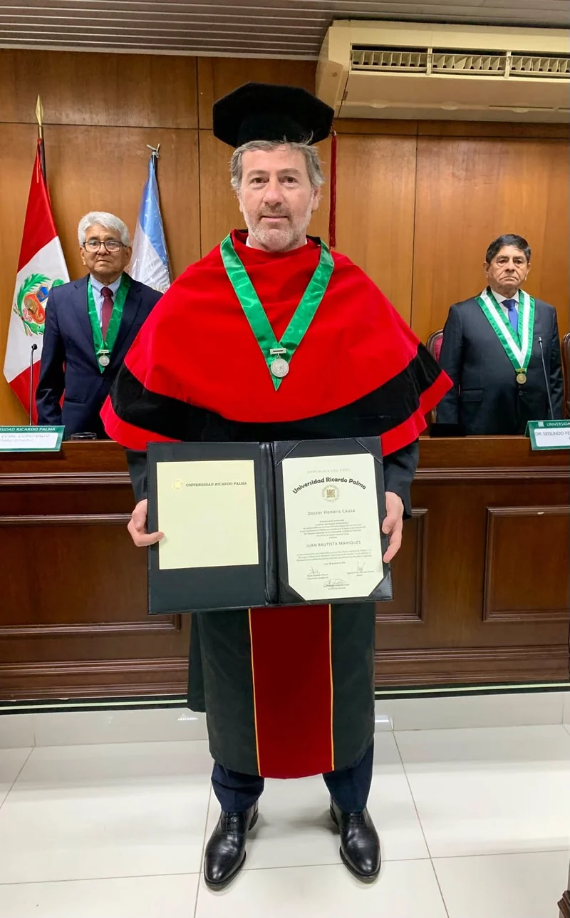 Doctor Honoris Causa de la Universidad Ricardo Palma al Dr. Juan Bautista Mahiques — fotografía 3