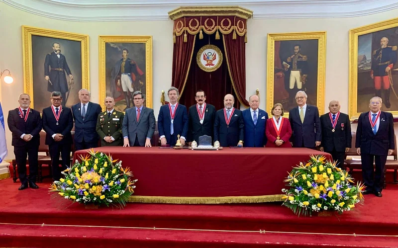 Ceremonia de condecoración del Dr. Juan Bautista Mahiques como Asociado Honorario de la Benemérita Sociedad Fundadores de la Independencia — fotografía 1
