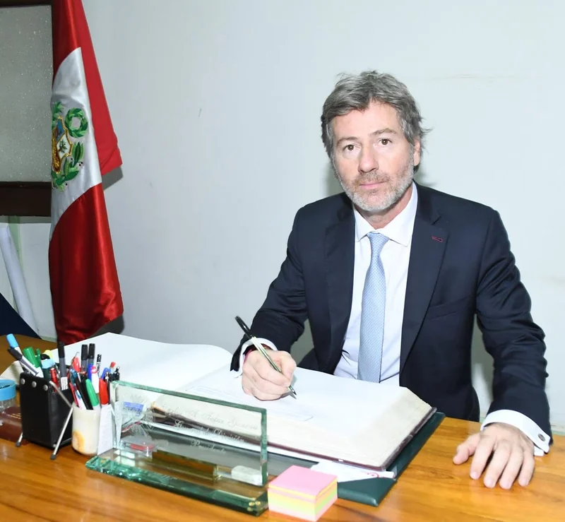 Ceremonia de condecoración del Dr. Juan Bautista Mahiques como Asociado Honorario de la Benemérita Sociedad Fundadores de la Independencia — fotografía 2