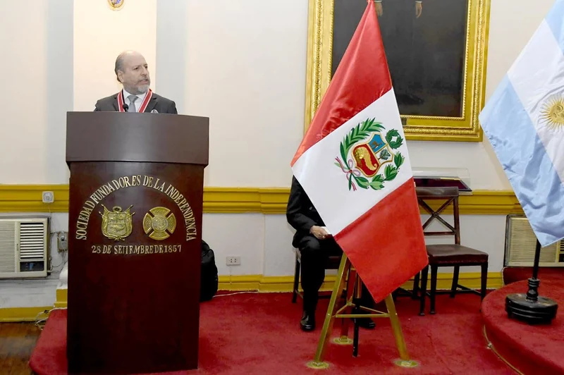 Ceremonia de condecoración del Dr. Juan Bautista Mahiques como Asociado Honorario de la Benemérita Sociedad Fundadores de la Independencia — fotografía 3