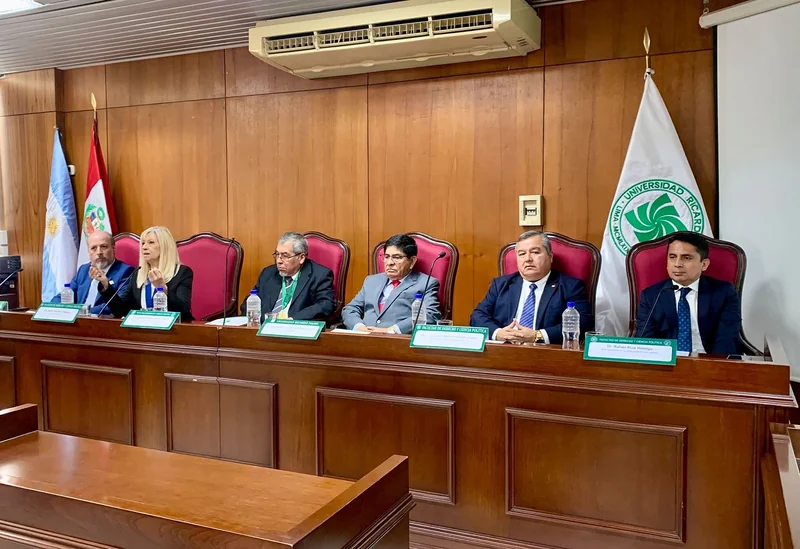 El IPADEP, bajo la presidencia en Perú del Maestro Iván Torres La Torre, reafirma su compromiso con la excelencia académica en la Conferencia Magistral Internacional impartida por la Dra. María Alejandra Pasquet con el tema: «Educación legal en tiempos de Inteligencia Artificial». El presidente del Instituto compartió la Mesa de Honor junto a destacadas autoridades como el Rector de la Universidad Ricardo Palma, Dr. Segundo Félix Romero Revilla; el Decano de la Facultad de Derecho, Dr. Jesús Manuel Prado Meza; la Presidenta de la FIA, Dra. María Alejandra Pasquet; el representante de la Junta Nacional de Justicia, Dr. Rafael Ruiz Hidalgo; y el Secretario Académico, Mg. Martín Velarde López.
