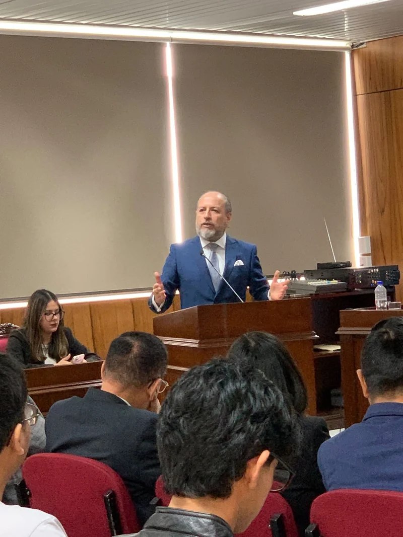 IPADEP: Liderazgo institucional. En el marco de la Conferencia Magistral Internacional realizada en la Facultad de Derecho y Ciencia Política de la Universidad Ricardo Palma, el Maestro Iván Torres La Torre, Presidente del Capítulo Perú del IPADEP, brindó las palabras de bienvenida y realizó la presentación oficial de la Dra. María Alejandra Pasquet, Presidenta de la Federación Interamericana de Abogados (FIA).