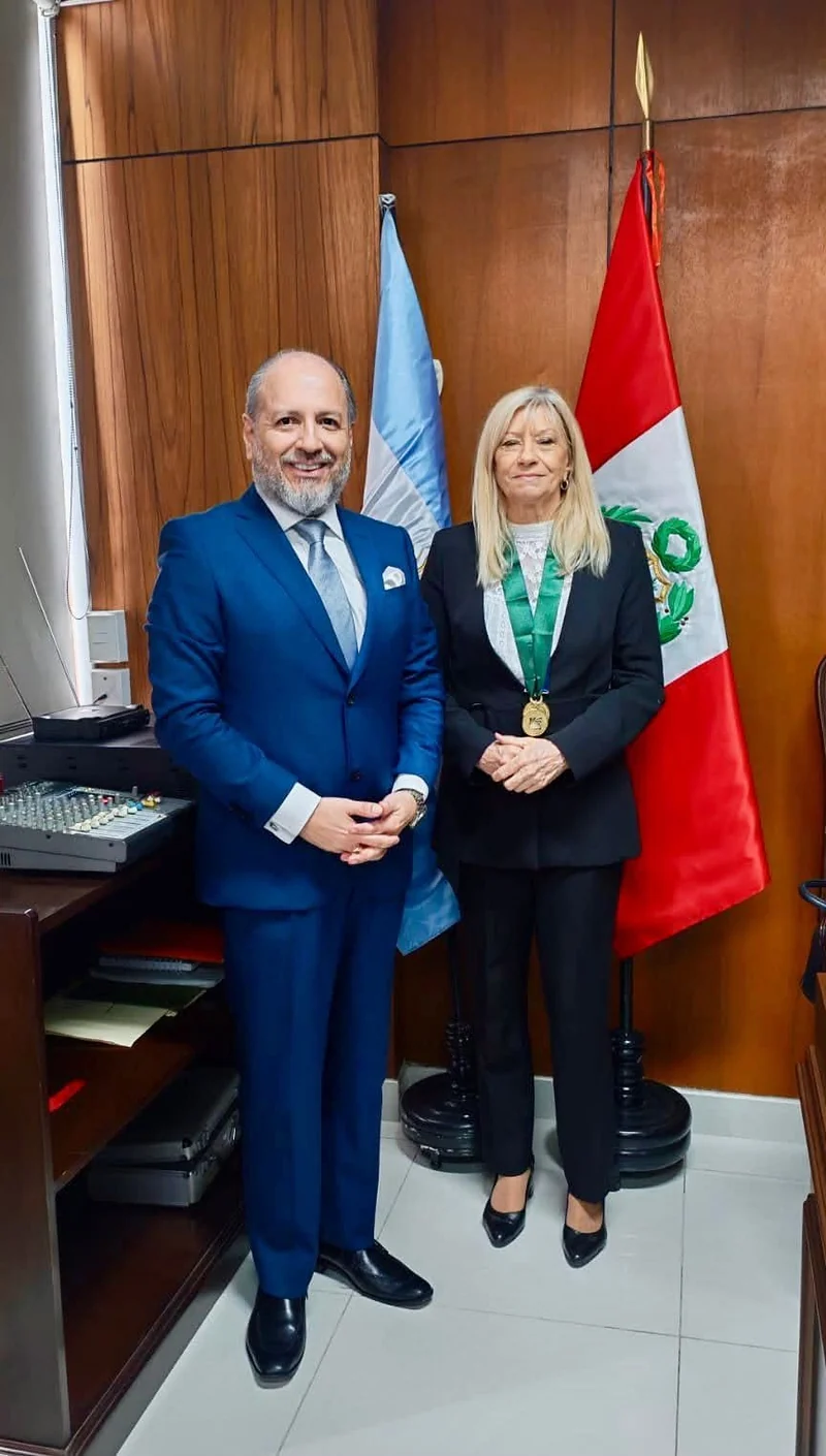 Maestro Iván Torres La Torre, Presidente del Instituto Peruano Argentino de Derecho Penal (IPADEP) del capítulo Perú, junto a la Dra. María Alejandra Pasquet, Presidenta de la Federación Interamericana de Abogados (FIA), en la Facultad de Derecho y Ciencia Política de la Universidad Ricardo Palma.