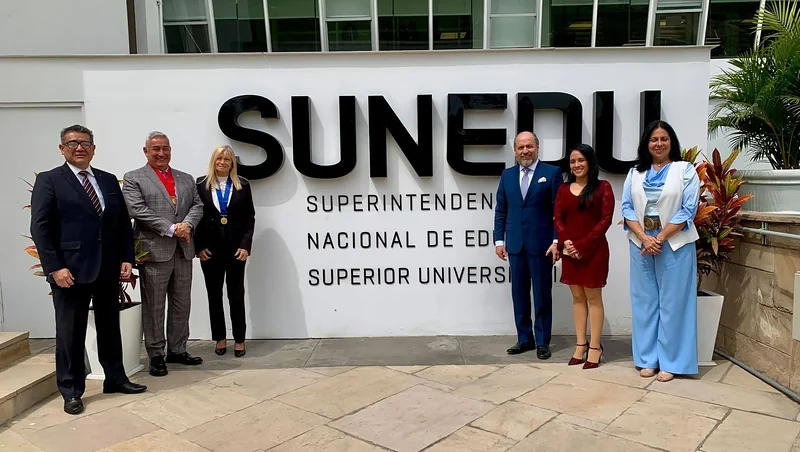 La Comitiva del Instituto Peruano Argentino de Derecho Penal (IPADEP), liderada por su Presidente del Capítulo Perú, el Maestro Iván Torres La Torre, se hizo presente en las instalaciones de la Superintendencia Nacional de Educación Superior Universitaria – SUNEDU.