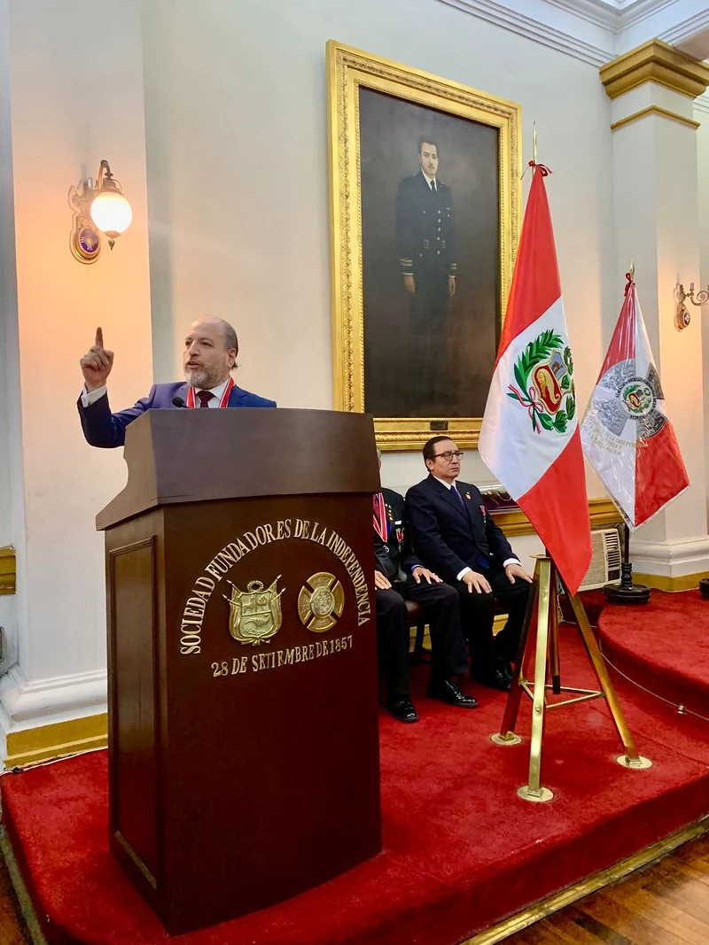 Durante la Sesión Solemne por la Reincorporación de Tacna al Seno de la Patria, el Maestro Iván Torres La Torre, Presidente del Capítulo Perú del Instituto Peruano Argentino de Derecho Penal (IPADEP), ofreció una extraordinaria conferencia magistral en la Benemérita Sociedad Fundadores de la Independencia.