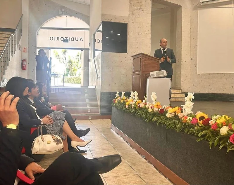 El Maestro Iván Torres La Torre, Presidente del Capítulo Perú del IPADEP, brindó una magnífica conferencia magistral sobre «El delito de tráfico de influencias y las organizaciones criminales» en el magno evento «Diálogos Hemisféricos para un Derecho en Evolución», organizado por el Programa Profesional de Derecho de la Universidad de San Martín de Porres (USMP Filial Sur – Arequipa).