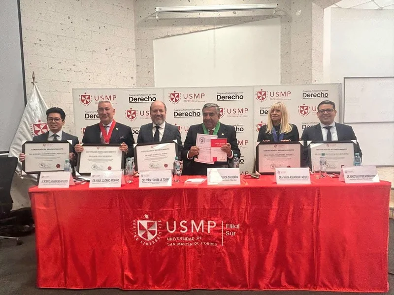 En acto académico, el Maestro Iván Torres La Torre, Presidente del Capítulo Perú del IPADEP, recibió un reconocimiento institucional por parte del Dr. Jaime Mujica Calderón, Director General de la USMP Filial Sur. Asimismo, se otorgaron distinciones a destacados miembros honoríficos del IPADEP como la Dra. María Alejandra Pasquet y el Dr. Raúl Lozano Merino.