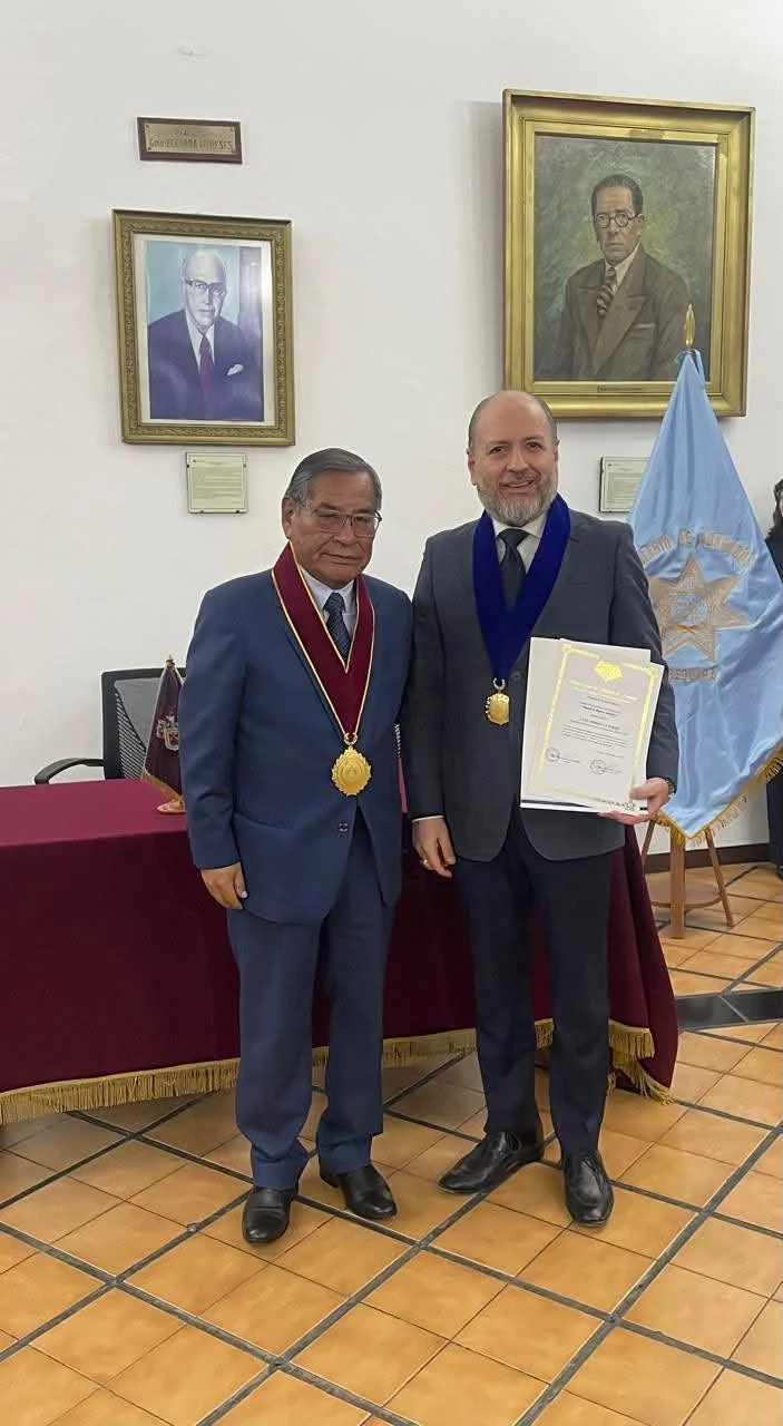 El Maestro Iván Torres La Torre, Presidente del Capítulo Perú del IPADEP, fue incorporado como Miembro de Honor del Ilustre Colegio de Abogados de Arequipa. El magno acto ceremonial reconoció su impecable trayectoria doctrinaria, su liderazgo en la ciencia penal y su constante aporte a la alta academia y a la comunidad jurídica.