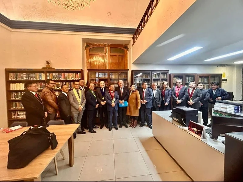El Maestro Iván Torres La Torre, Presidente del Capítulo Perú del IPADEP, sostuvo un histórico encuentro con los Decanos de los Colegios de Abogados del Perú en la Biblioteca del Ilustre Colegio de Abogados de Arequipa.