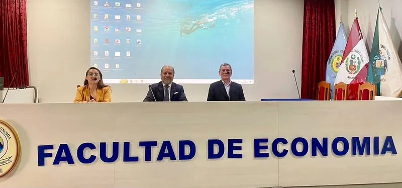 El Maestro Iván Torres La Torre integró la Mesa de Honor en la Conferencia Magistral realizada en la Universidad Nacional Hermilio Valdizán (UNHEVAL) de Huánuco, junto a las autoridades universitarias.