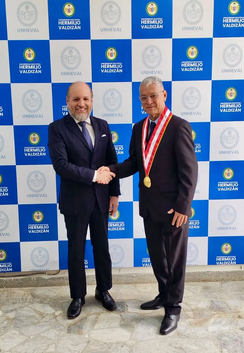 El Maestro Iván Torres La Torre sostuvo un importante encuentro protocolar e institucional con el Dr. Ewer Portocarrero Merino, Rector de la Universidad Nacional Hermilio Valdizán (UNHEVAL) de Huánuco.