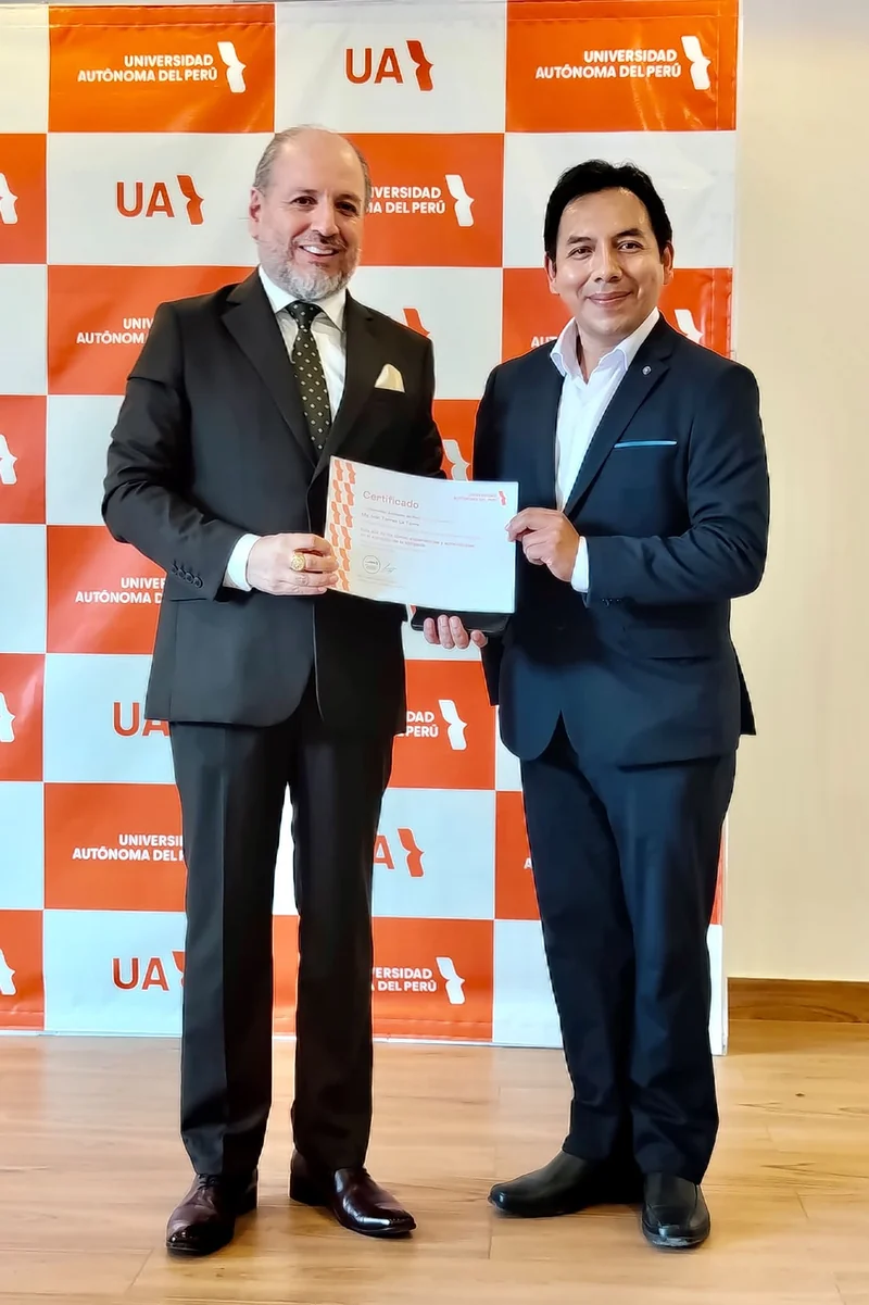 El Maestro Iván Torres La Torre recibió un merecido reconocimiento por su magistral conferencia, otorgado por la Universidad Autónoma del Perú (Sede Lima Norte).