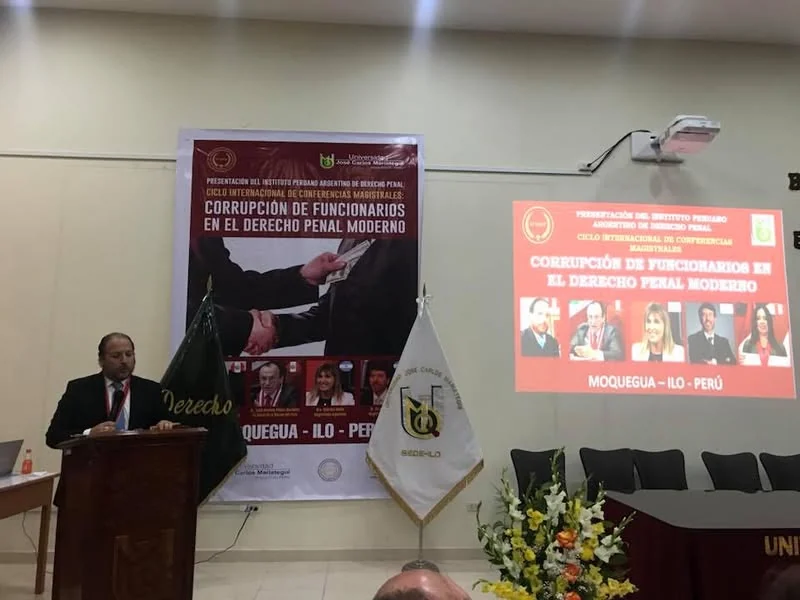 Exposición con apoyo de diapositivas durante el ciclo internacional de conferencias en Moquegua e Ilo.