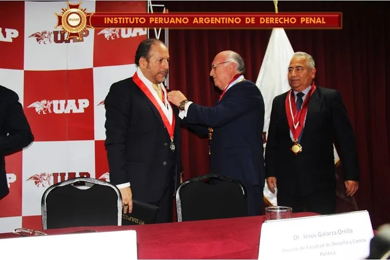 Imposición de una medalla durante la entrega de distinciones académicas en la Universidad Alas Peruanas.