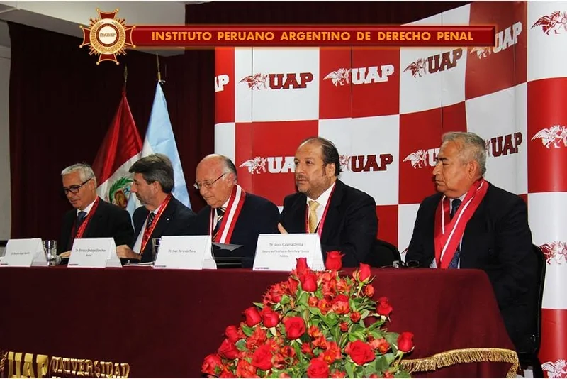 Mesa de honor de la presentación del IPADEP en la Universidad Alas Peruanas, ante el panel institucional.