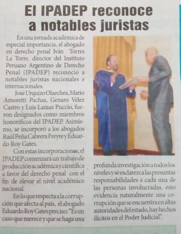 Recorte de prensa «El IPADEP reconoce a notables juristas», acompañado por una fotografía de la ceremonia.