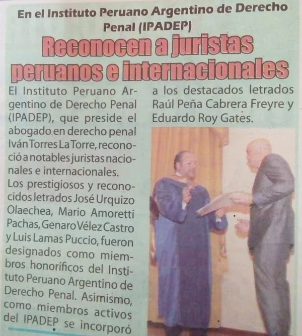 Recorte de prensa «Reconocen a juristas peruanos e internacionales», ilustrado con la imposición de una medalla.