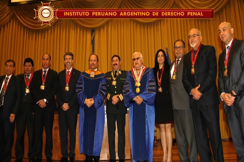 Fotografía de autoridades e integrantes distinguidos con sus medallas al cierre de la ceremonia en la UIGV.