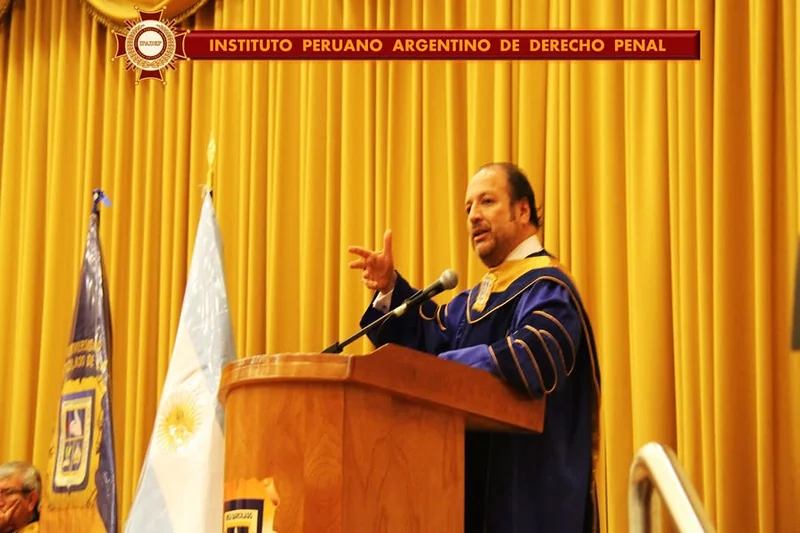 Intervención desde el atril durante la ceremonia de Honoris Causa e incorporación de miembros en la UIGV.
