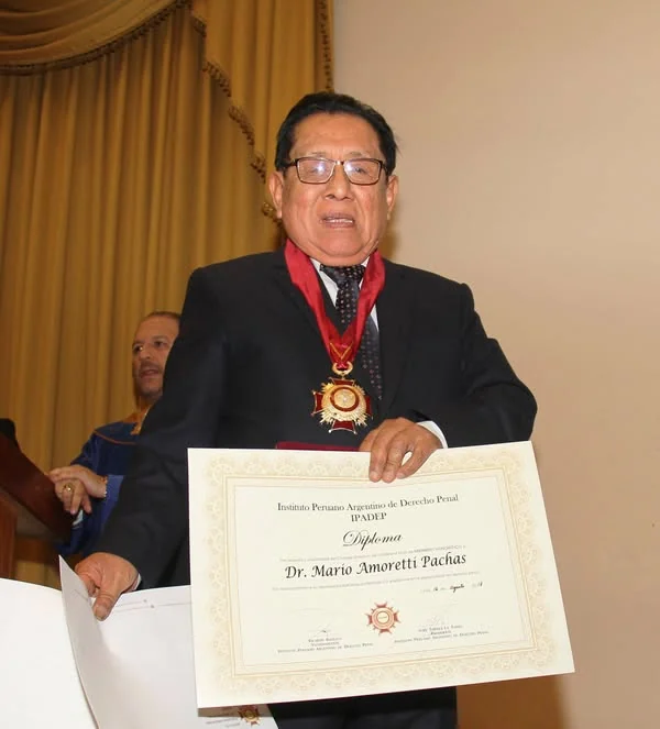 Mario Amoretti Pachas muestra el diploma a su nombre y la medalla recibida durante la ceremonia del IPADEP.