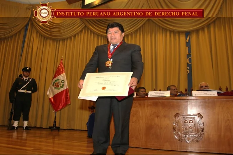 Fotografía de un integrante distinguido con su diploma y medalla en la ceremonia de la UIGV.