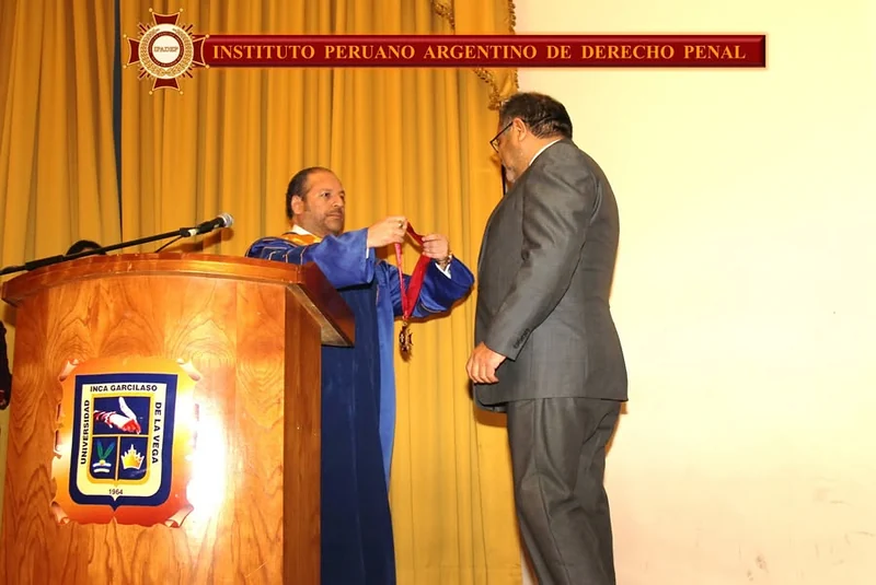 Imposición de una medalla durante la incorporación de miembros del IPADEP en la UIGV.