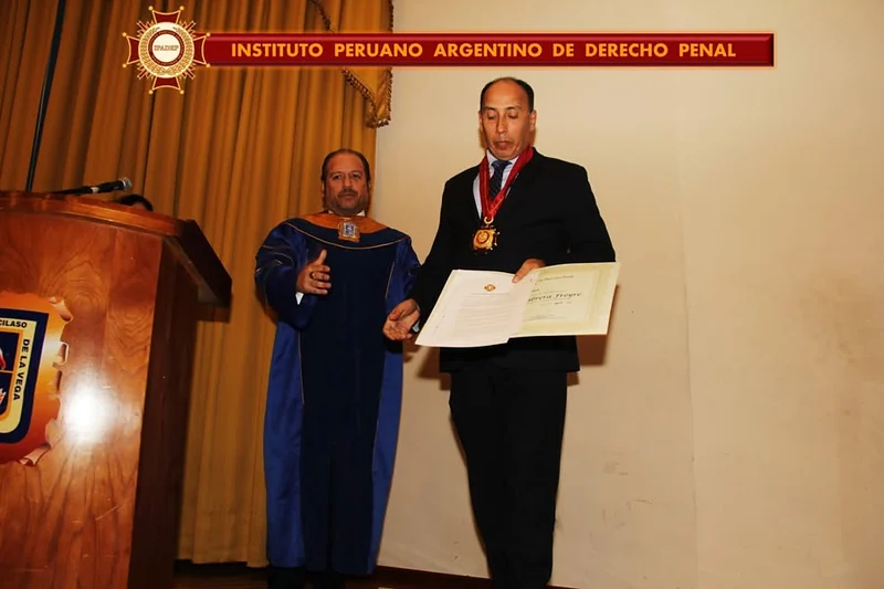 Exhibición del diploma doctoral durante la ceremonia de Honoris Causa de Sergio Gabriel Torres en la UIGV.