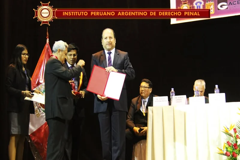 Entrega de diploma y medalla durante la conferencia internacional sobre delitos de corrupción de funcionarios en Tacna.