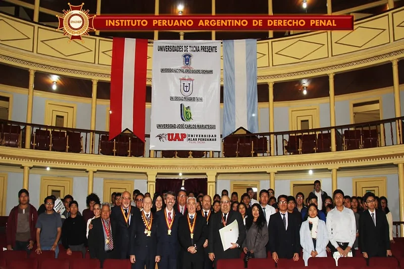 Participantes reunidos en el recinto de la actividad académica en Tacna, bajo el panel de las instituciones organizadoras.