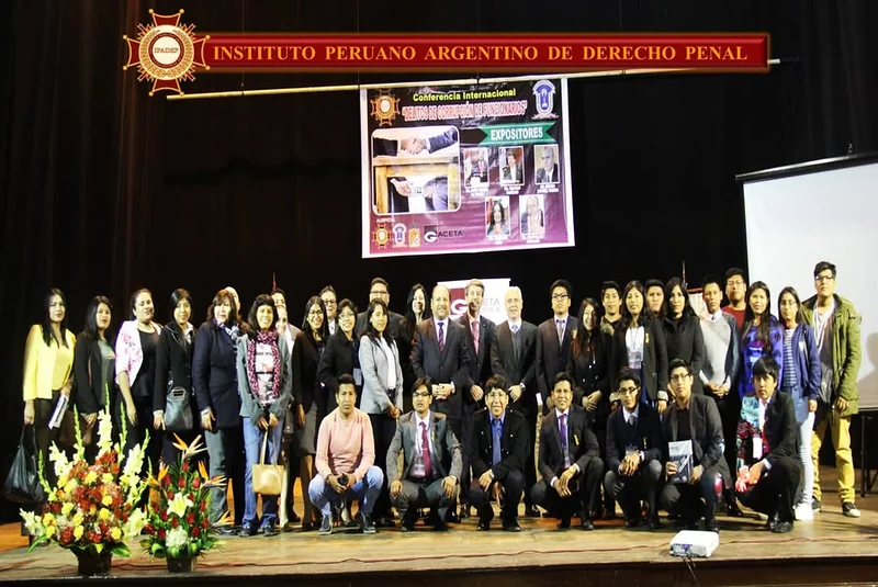 Fotografía de los expositores y asistentes sobre el escenario al cierre de la conferencia internacional en Tacna.