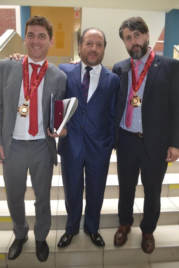 Fotografía de los participantes en el seminario de Derecho Procesal, con medallas y diploma tras la incorporación de Andrés Basso y José Antonio Michilini.