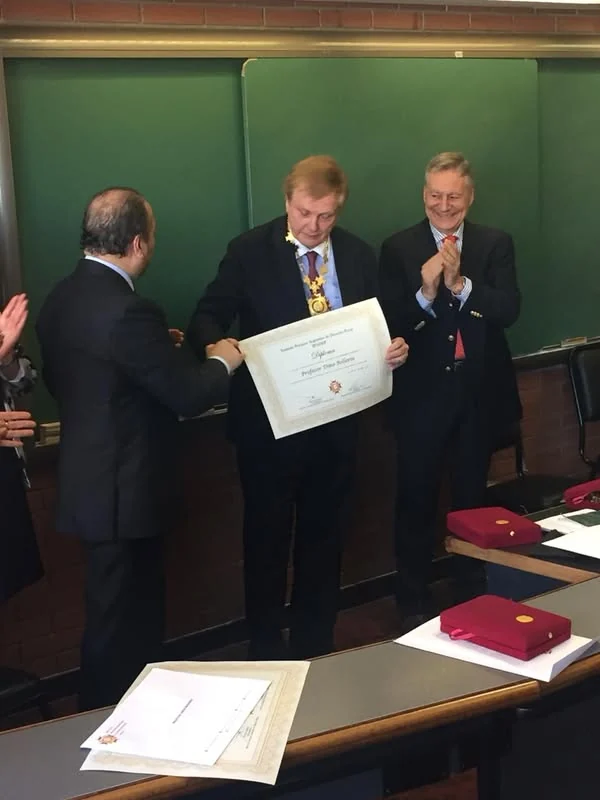 Exhibición de un diploma ante los participantes del acto de la Universidad de Belgrano.