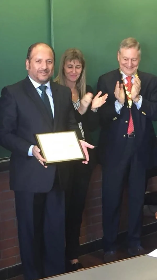 Entrega de una placa de reconocimiento durante el acto de la Universidad de Belgrano.