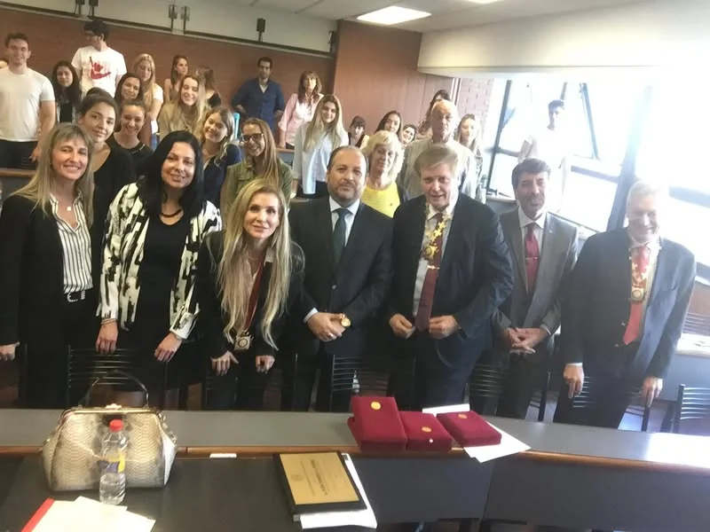 Participantes reunidos en el aula durante la presentación del IPADEP y el convenio con la Universidad de Belgrano.