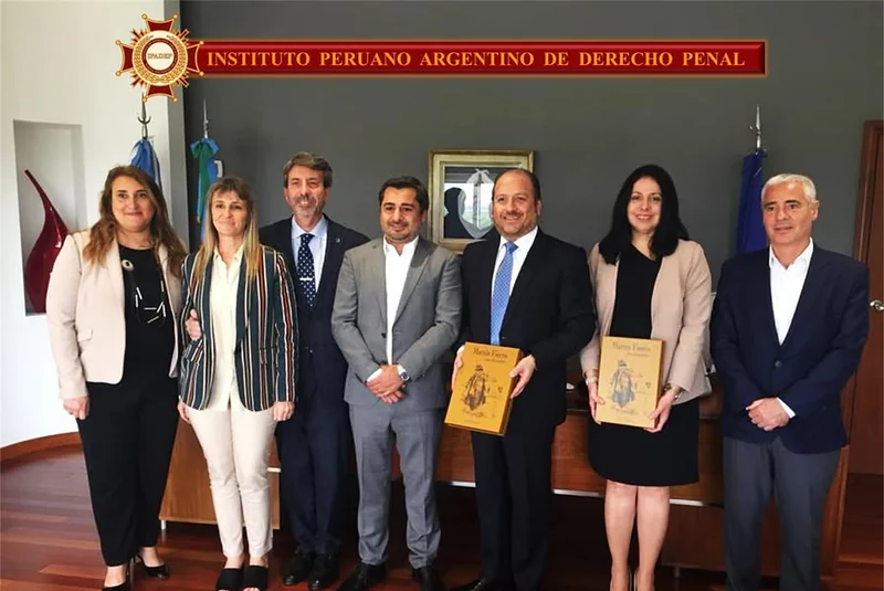 Fotografía de los representantes reunidos en Lomas de Zamora, con las distinciones recibidas.
