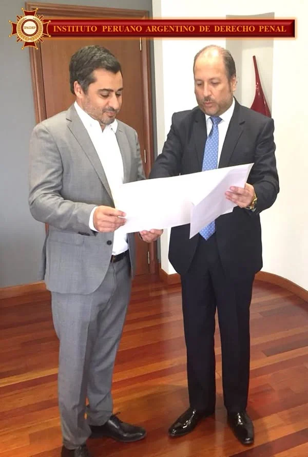Lectura conjunta de un diploma durante la entrega de reconocimientos en Lomas de Zamora.