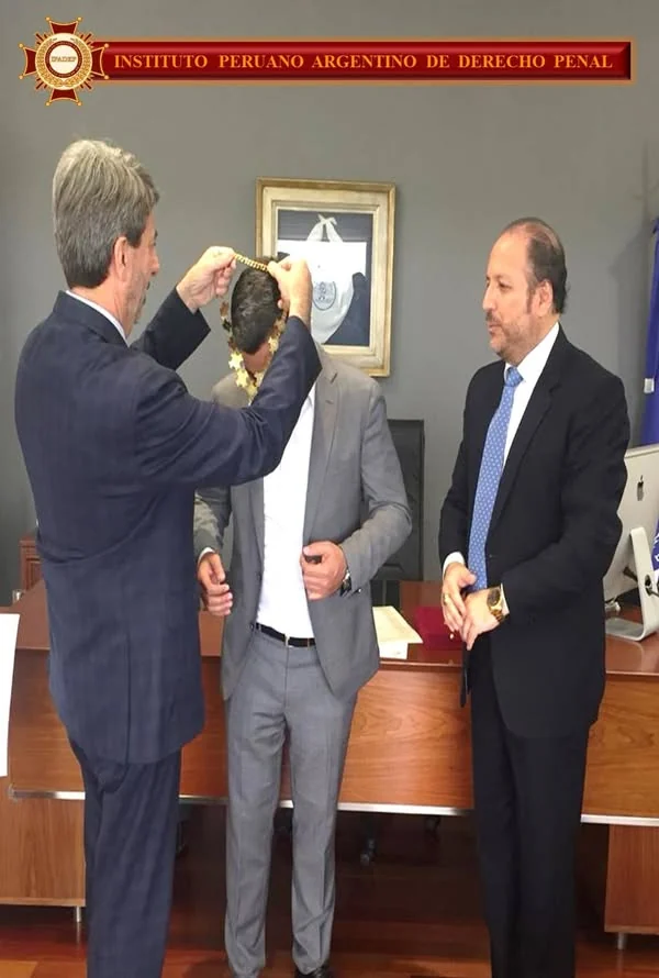 Entrega de una medalla a uno de los participantes de la jornada de Lomas de Zamora.