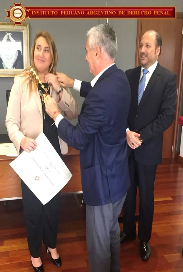 Imposición de una medalla durante la entrega de distinciones en la Universidad Nacional de Lomas de Zamora.