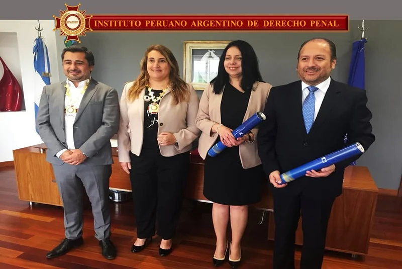 Participantes con diplomas y medallas durante la jornada de la Universidad Nacional de Lomas de Zamora.