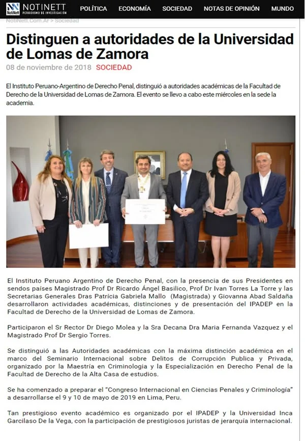 Nota periodística titulada «Distinguen a autoridades de la Universidad de Lomas de Zamora», con una fotografía de la entrega de reconocimientos.