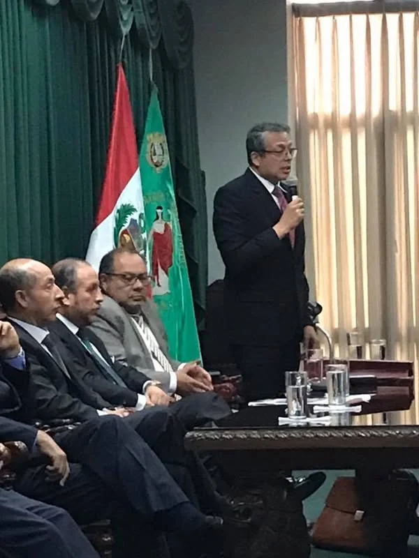 Intervención con micrófono ante los integrantes de la mesa de honor de San Marcos.