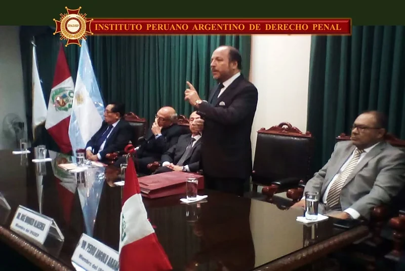 Intervención de un expositor ante la mesa de honor, durante la presentación del IPADEP en San Marcos.