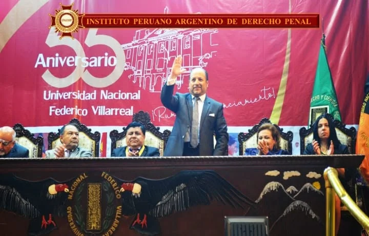 Saludo desde la mesa de honor durante la ceremonia de aniversario de la Universidad Nacional Federico Villarreal.