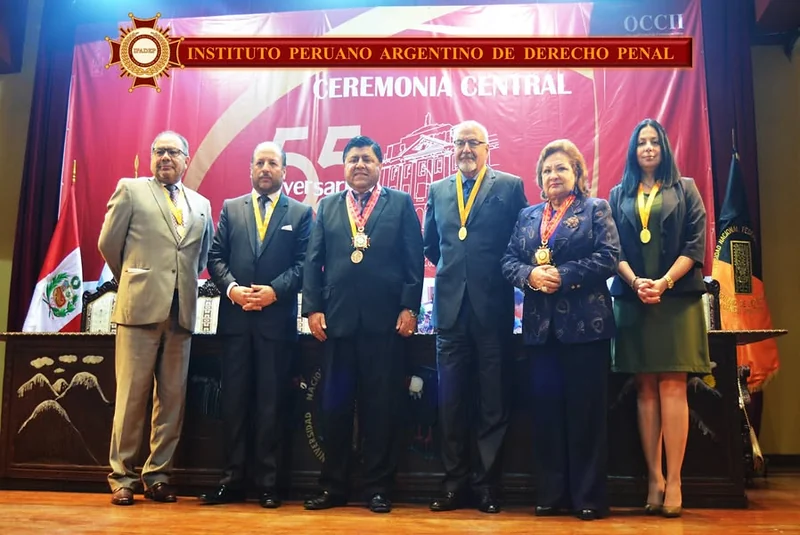 Participantes con medallas durante la ceremonia del 55.º aniversario de la Universidad Nacional Federico Villarreal.