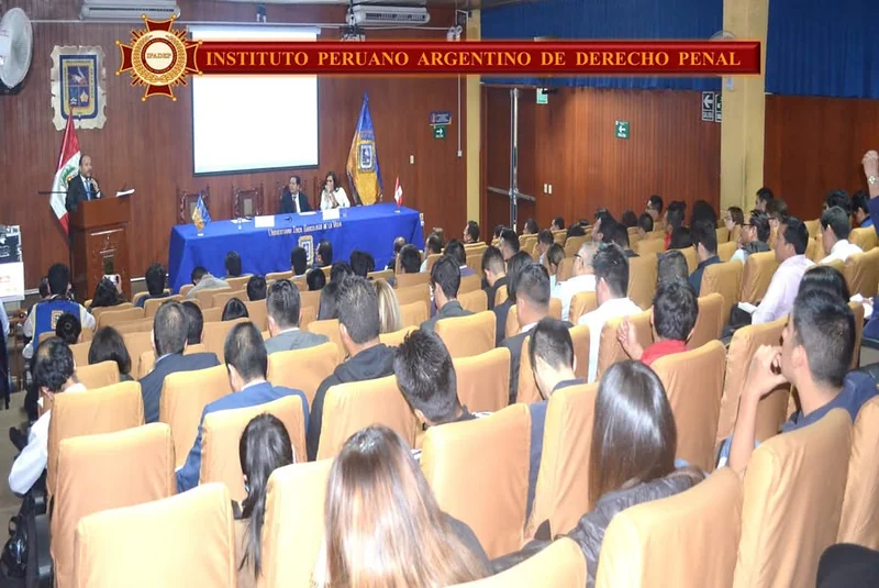 Vista del auditorio y la mesa de expositores durante las conferencias magistrales de la UIGV.