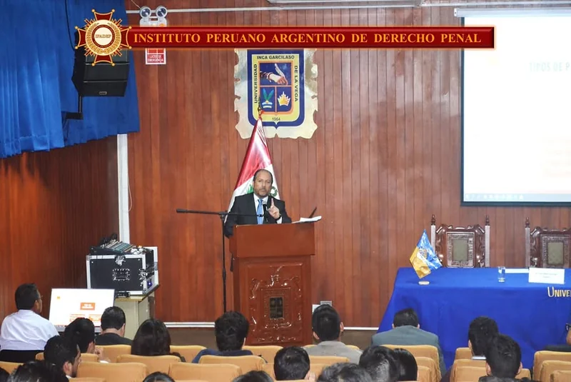 Exposición desde el atril ante el público de la Universidad Inca Garcilaso de la Vega.