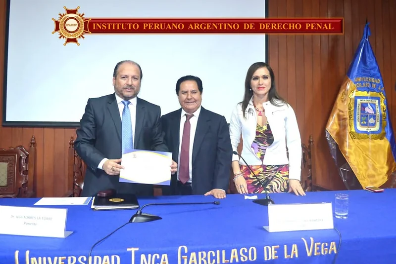 Entrega de un certificado durante las conferencias magistrales de la Universidad Inca Garcilaso de la Vega.