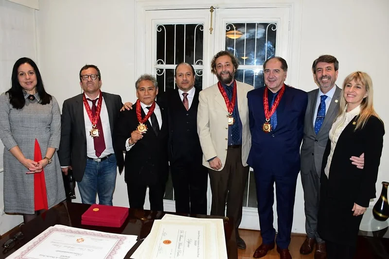 Fotografía de participantes con diplomas y medallas durante el Congreso Internacional de Derecho Penal y Criminología.