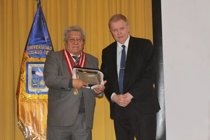Entrega de una placa de reconocimiento durante el Congreso Internacional de Derecho Penal y Criminología.